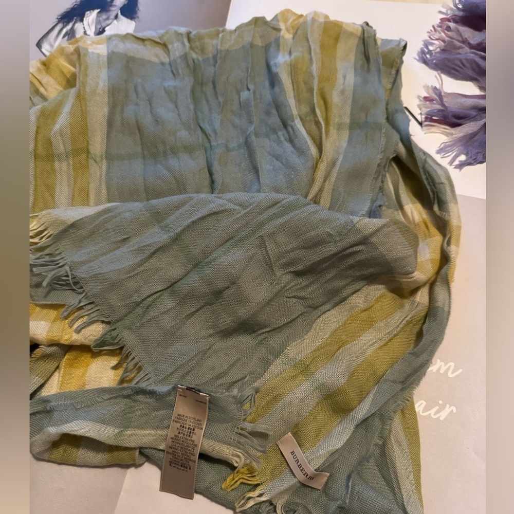 💯 % AUTHENTIC Burberry Linen Scarf in soft green /yellow hues